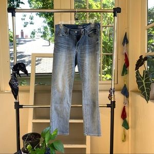 Levi’s 💙 the perfect jeans - sold to thredup